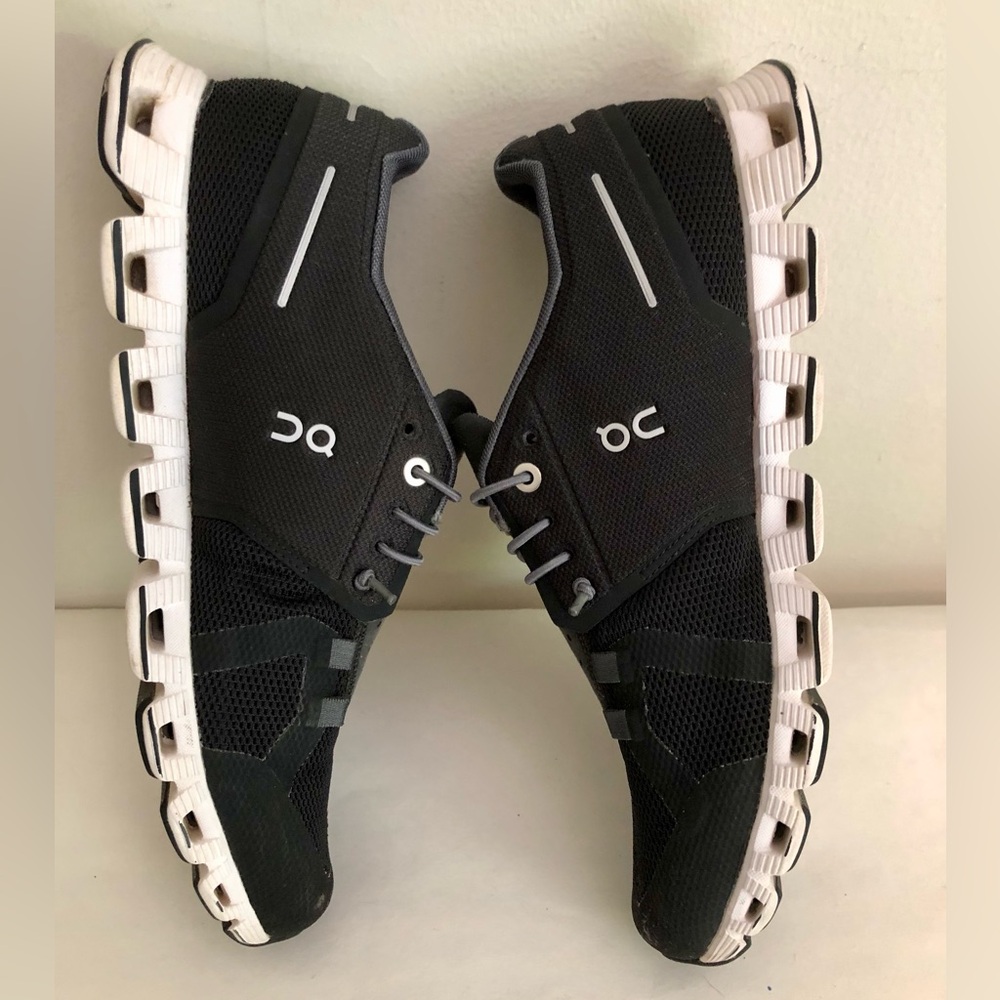 ON CLOUD 5 Women's Sneakers Shoes Black White Size 8 EUC